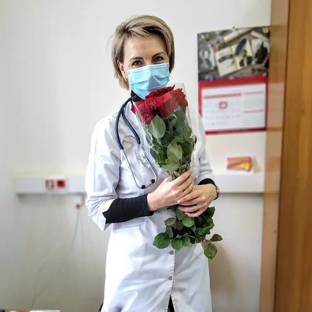 Цветы могут быть прекрасным и символичным подарком и для врача-мужчины